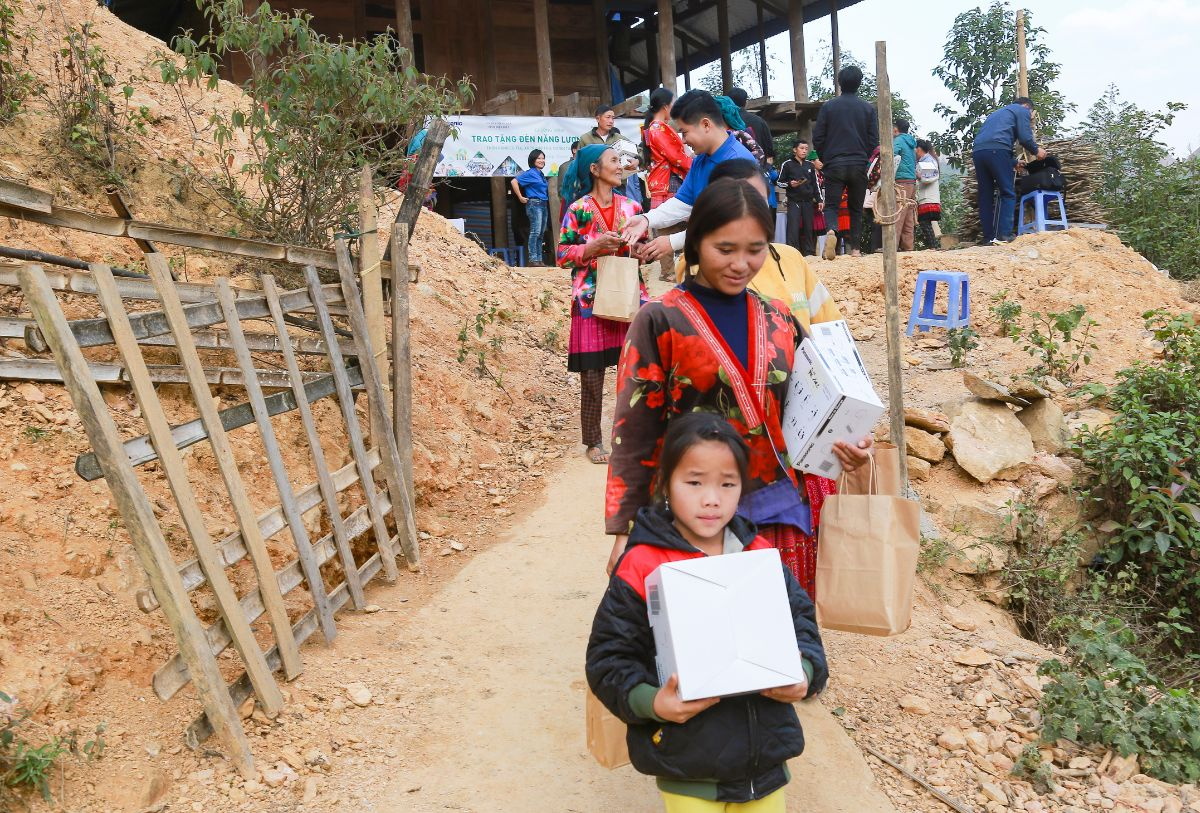 Solar Lanterns to Vulnerable Children in Dien Bien