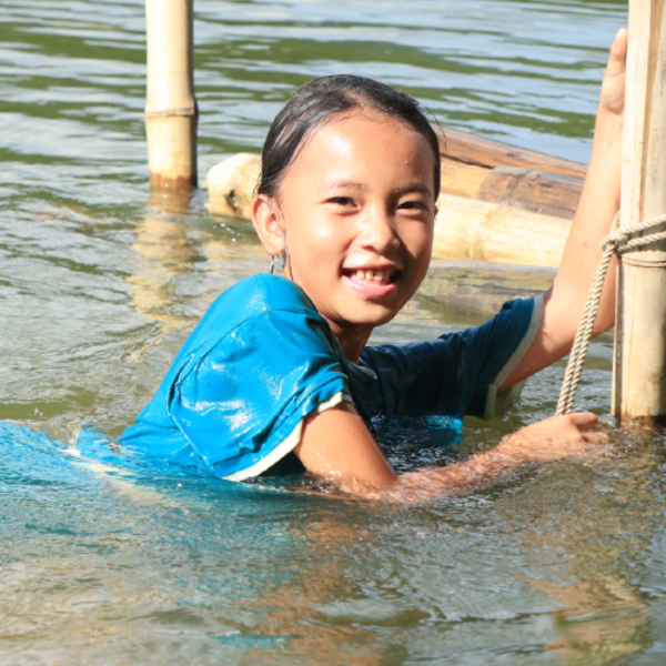 The little heroine who rescued her friends from drowning